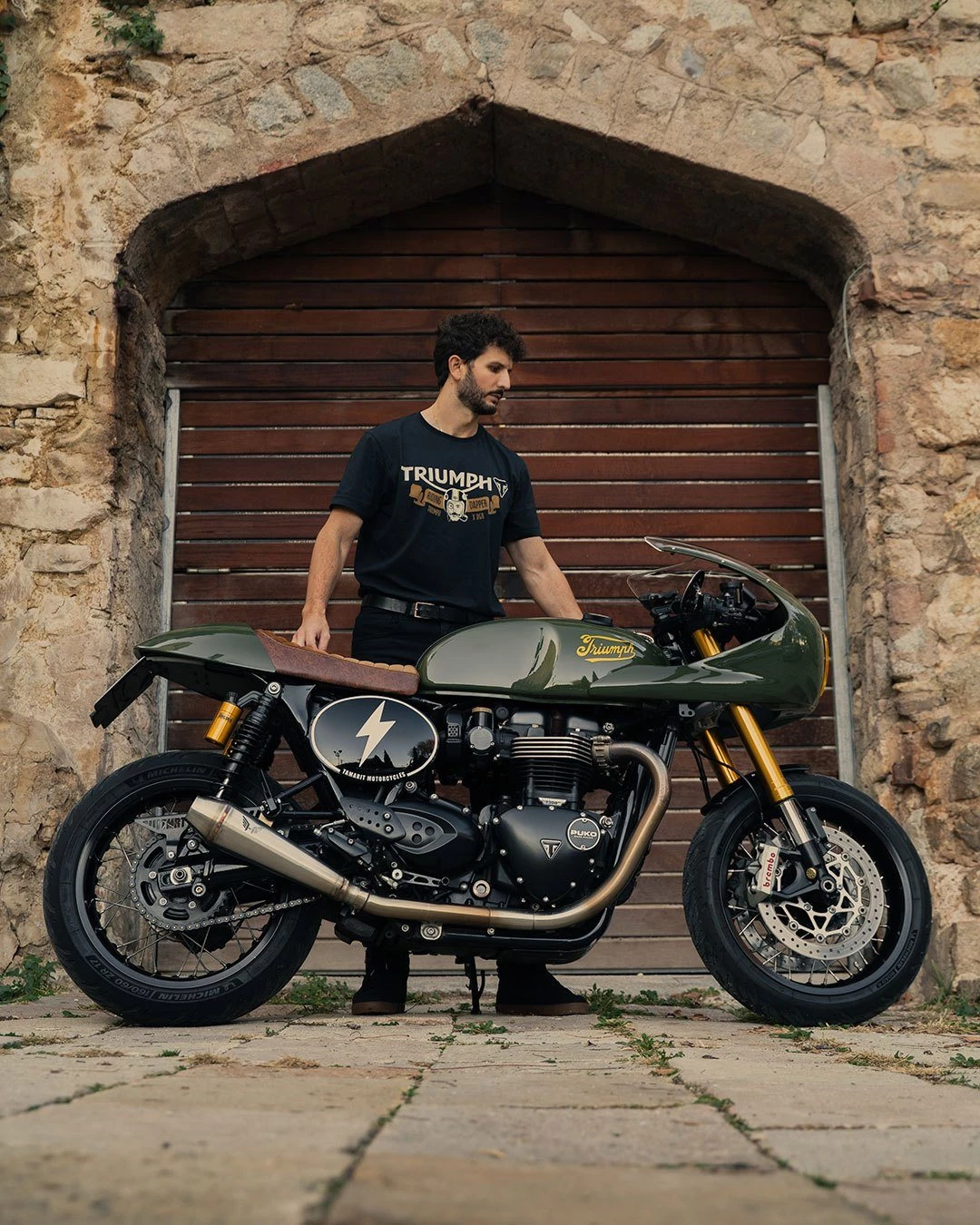 Vorschaubild für Post - Am 17. Mai findet der nächste @gentlemansride statt! 

Passend dazu gibt es die neue Triumph x DGR Kollektion jetzt bei uns - bist du dabei?

#triumph #triumphmotorcycles #gentlemansride