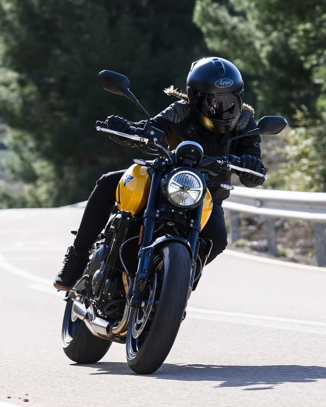 Vorschaubild für Post - Die neue Trident 660 fühlt sich direkt vertraut an - schon ab dem ersten Kilometer merkst du, wie mühelos und agil sie sich fahren lässt. 💛 

Komm vorbei, steig selbst auf und erlebe sie live bei uns im Showroom.

#triumph #triumphmotorcycles #trident660