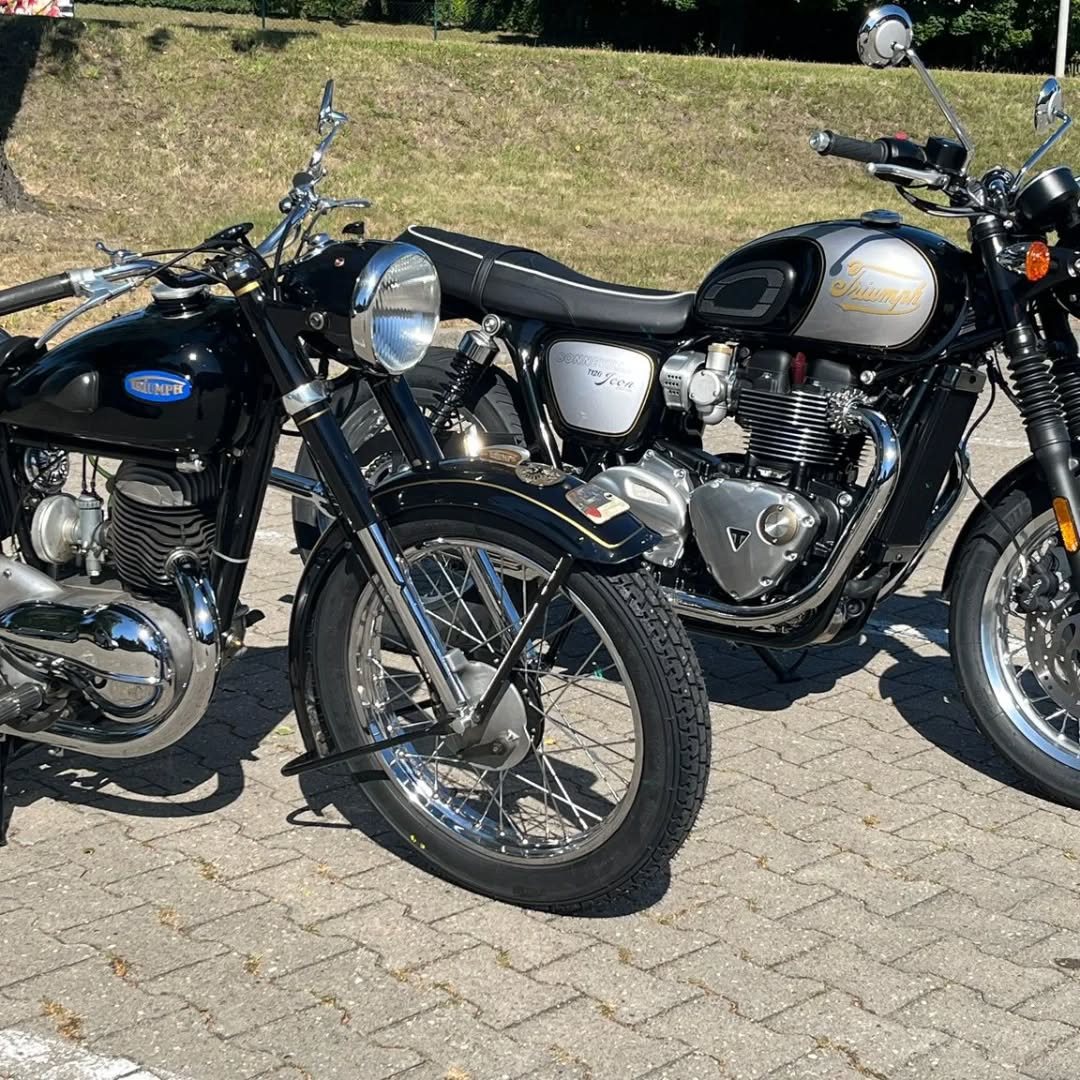 Vorschaubild für Post - Zwischen diesen beiden Hübschen liegen ca. 70 Jahre Motorradgeschichte.
Die Bonneville T 120 Icon kann bei uns live erleben.

#triumphchemnitz 
#triumphteamchemnitz 
#triumphgermany 
#triumphmotorcycles 
#fortheride