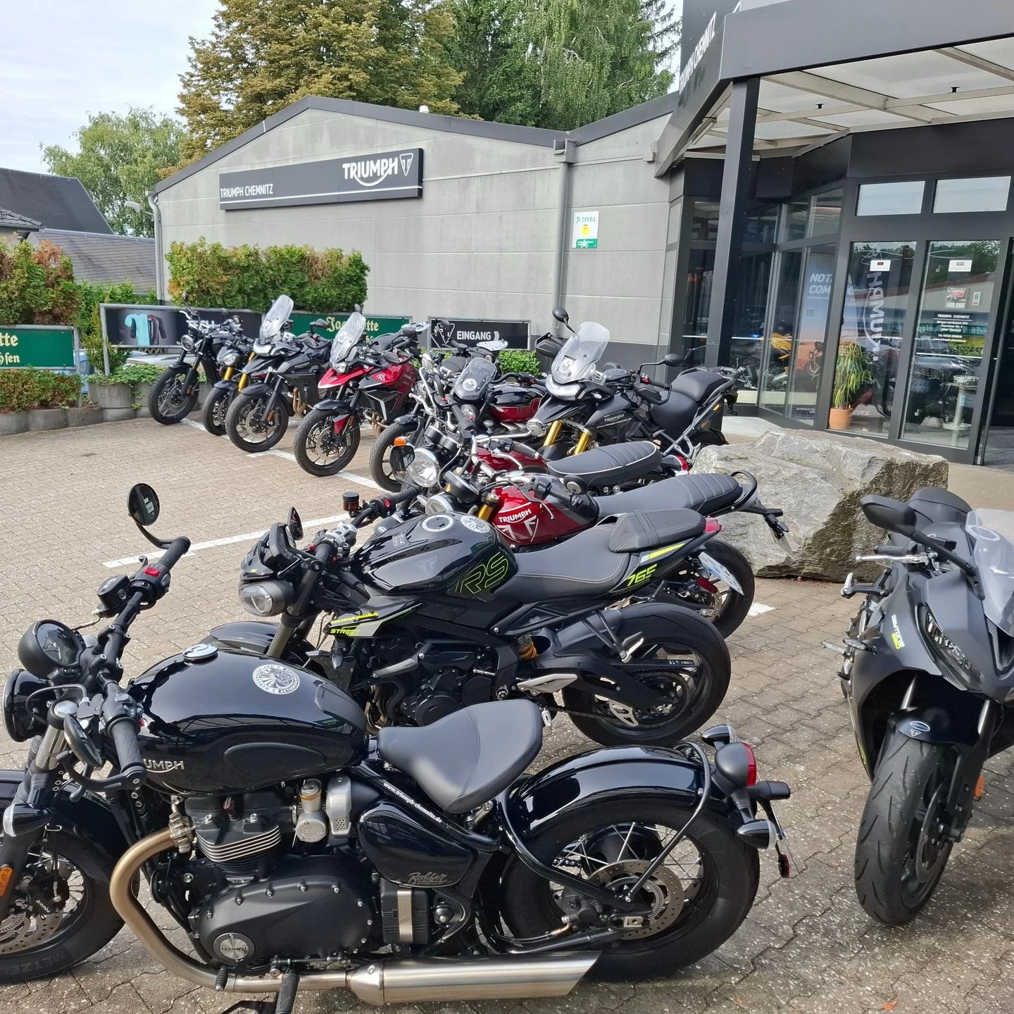 Vorschaubild für Post - Leider neigt sich der Sommer bereits dem Ende zu - doch mit unserer Aktionswoche " Kurvenausklang" laden wir dich vom 19. - 27.09.25 ein, die Saison mit uns ausklingen zu lassen.
Wir bieten unsere Vorführfahrzeuge zu unschlagbaren Konditionen, Summer-Sale auf ausgewählte Bekleidung sowie Snacks & Drinks für entspannte Pausen und tolle Gespräche.
#triumphchemnitz
#triumphteamchemnitz 
#triumphmotorcycles 
#triumphgermany 
#fortheride