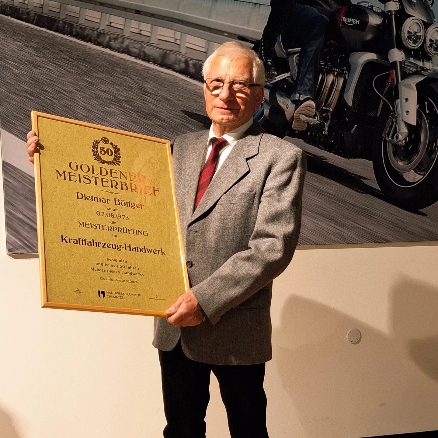 Vorschaubild für Post - 50 Jahre stark und froh, Dietmar immer weiter so....

Glückwunsch zum " Goldenen Meisterbrief ".

#triumphchemnitz
#triumphteamchemnitz
#triumphmotorcycles 
#triumphgermany
#fortheride