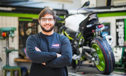 Auszubildende/-r zum/-r Zweiradmechatroniker/-in  Auszubildende/-r zum/-r Zweiradmechatroniker/-in