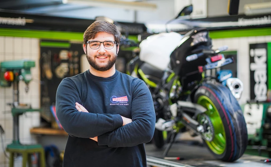 Auszubildende/-r zum/-r Zweiradmechatroniker/-in  Bild 1: Auszubildende/-r zum/-r Zweiradmechatroniker/-in