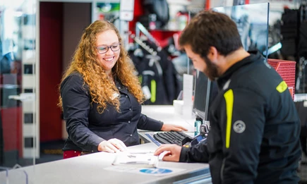 Auszubildene-/r zum/-r Einzelhandelskaufmann/-frau Auszubildene-/r zum/-r Einzelhandelskaufmann/-frau
