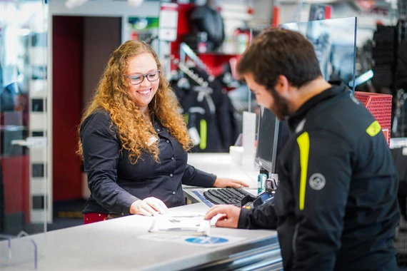 Auszubildene-/r zum/-r Einzelhandelskaufmann/-frau Auszubildene-/r zum/-r Einzelhandelskaufmann/-frau