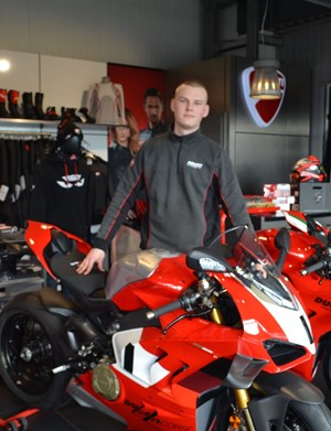 Mitarbeiterbild Jonas Ave