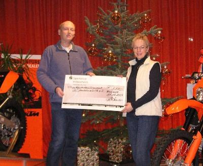 Spende von 1.100,- € an die Leukämiehilfe überreicht