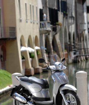 Scarabeo 125 neu in Coffee Black - Bild 2