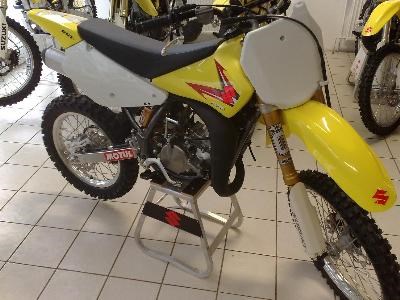 Öhlins-Fahrwerk für Suzukis die Kleine RM!