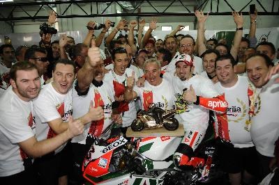 aprilia und Max Biaggi f&#252;r 2011 und 2012 - Bild 1