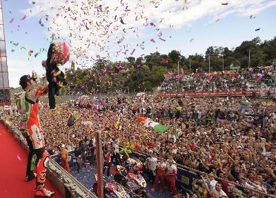 aprilia und Max Biaggi f&#252;r 2011 und 2012 - Bild 3