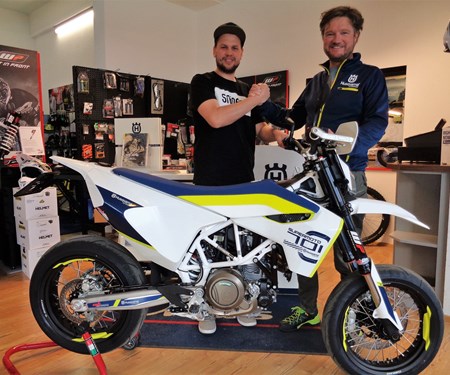 >>>HUSQVARNA 701 SUPERMOTO - ROLL OUT<<<