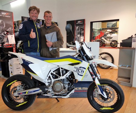 >>>HUSQVARNA 701 SUPERMOTO - ROLL OUT<<<