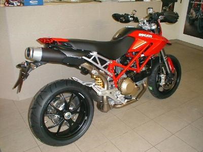 Ducati baut 2010 die neue aufregenden Hypermotard 796 mit 20mm niedriger Sitzbank und nur 167Kg Trockengewicht!