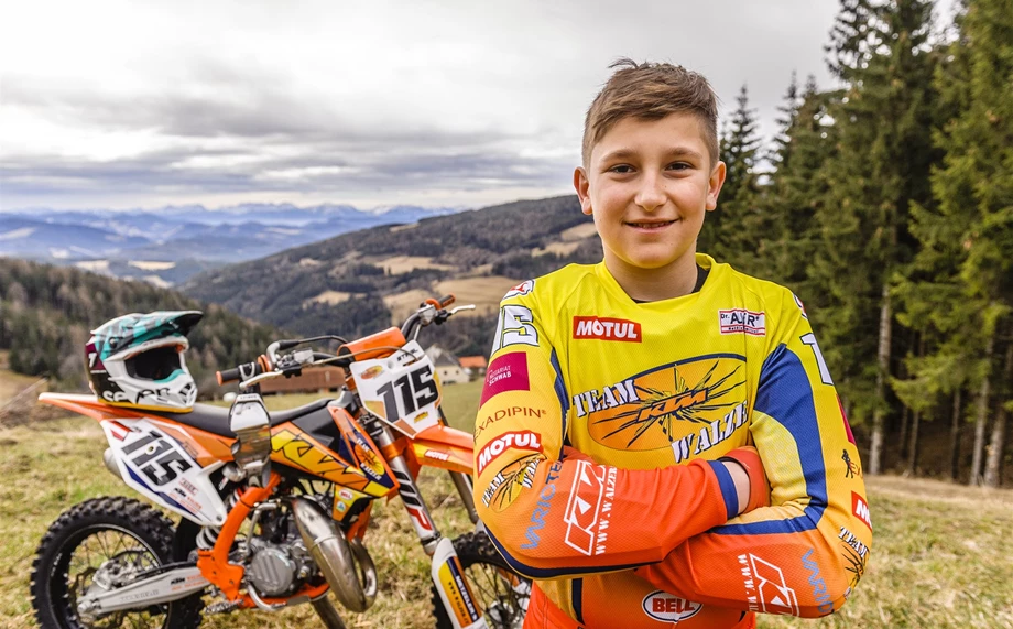 Team KTM Walzer Pilot Matthias Stingl unter den Top 15 der MX Jugend ÖM Motocross Staatsmeisterschaft in Schwanenstadt! Bild 1: Team KTM Walzer Pilot Matthias Stingl unter den Top 15 der MX Jugend ÖM Motocross Staatsmeisterschaft in Schwanenstadt!