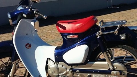 Gepäckträger für den Honda Supercup sind gekommen