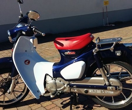 Gepäckträger für den Honda Supercup sind gekommen