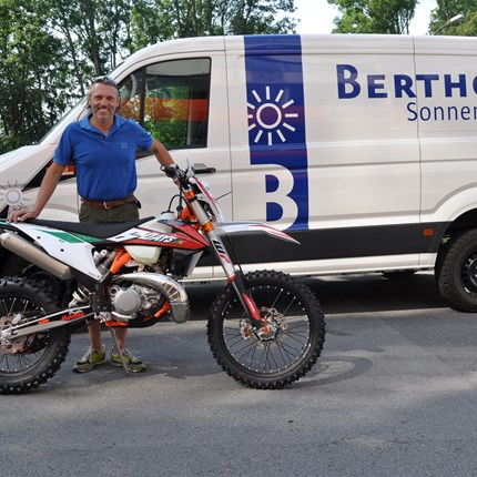 Fahrzeugübegabe Markus Berthold 
Wir wünschen Markus Berthold viel Spaß mit seiner neuen KTM 300 EXC SIX DAYS !!! :) Weiter >>