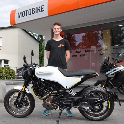 Fahrzeugübergabe Ken Mohr 
Wir wünschen Ken viel Spaß mit seiner neuen Husqvarna 401 Vitpilen und stets eine GUTE FAHRT !!! :) Weiter >>