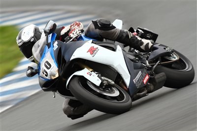 Lukas Trautmann dreht erste Runden auf der neuen SUZUKI GSX-R750! - Bild 4 Lukas Trautmann dreht erste Runden auf der neuen SUZUKI GSX-R750! - Bild 4