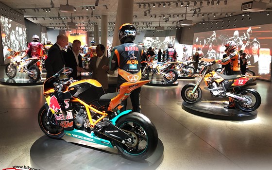 Martin Bauer als "KTM Hero" zu sehen in der KTM Motohall! - Bild 4