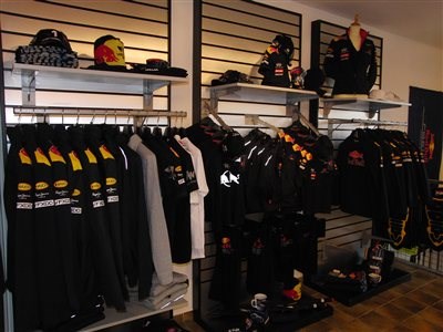 Red Bull  Freizeitbekleidung bei Zweirad Breinlinger - Bild 2