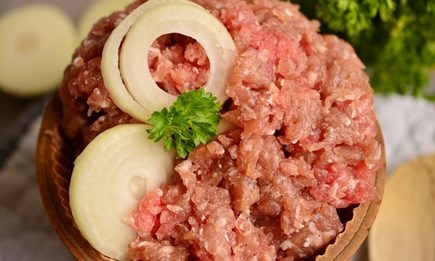 Bikerfrühstück mit Zwiebelmett in gemütlicher Runde