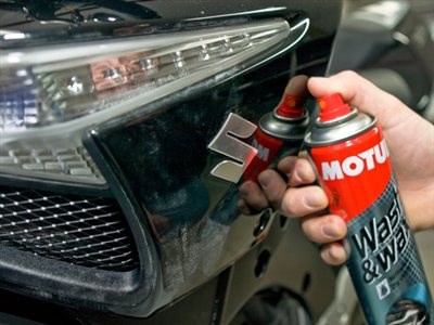 SUZUKI beschenkt die ersten Kunden im neuen Jahr mit Produkten von MOTUL! 