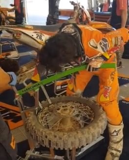 Josep Garcia wechselt seinen eigenen Reifen 

Josep Garcia wechselt seinen eigenen Reifen in der siebten Runde der World Enduro Super Series in Spanien. 


Video: Wo ... Weiter >>