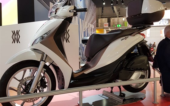 EICMA 04 - Vespa - Piaggio - Moto Guzzi - Aprilia - Bild 4