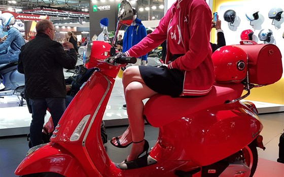 EICMA 04 - Vespa - Piaggio - Moto Guzzi - Aprilia - Bild 6