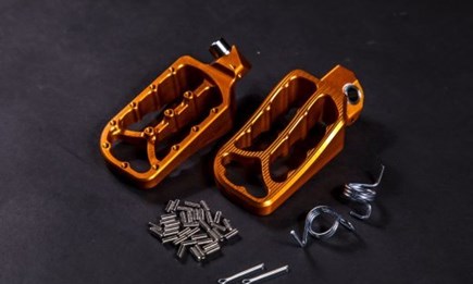 Größere und tiefere Fußrasten für KTM  Adventures & Husquarna 701 