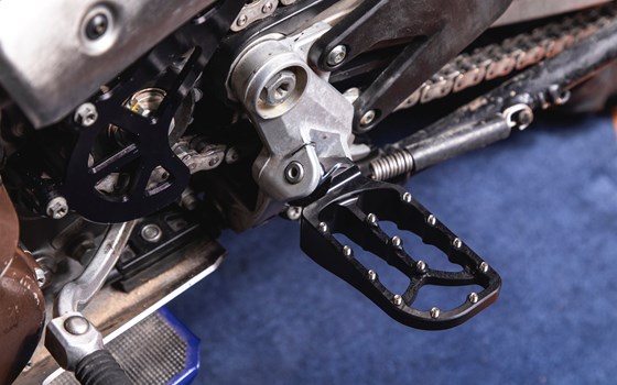 Größere und tiefere Fußrasten für KTM  Adventures & Husquarna 701  - Bild 3