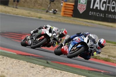 Suzuki und Dunlop gewinnen das 8-Stunden-Rennen in Oschersleben. Suzuki und Dunlop gewinnen das 8-Stunden-Rennen in Oschersleben.
