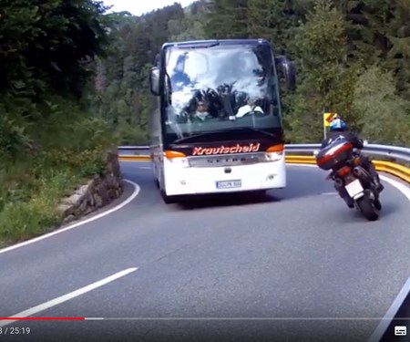 Die richtige Linie auf der Landstrasse: Neues Video von 1000PS.at online Die richtige Linie auf der Landstrasse: Neues Video von 1000PS.at online