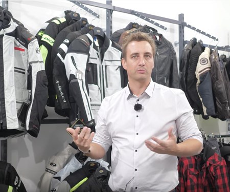 Neues 1000PS.at Video: Ausrüstung und Sicherheit! Welche Motorradbekleidung? Neues 1000PS.at Video: Ausrüstung und Sicherheit! Welche Motorradbekleidung?