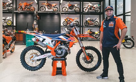 DIE NEUE KTM 450 SX-F FACTORY EDITION IST AUF SIEG GETRIMMT