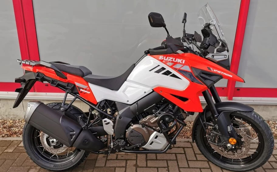 Endlich da! Die neue V-Strom 1050 XT. Bild 1: Endlich da! Die neue V-Strom 1050 XT.