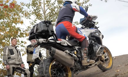 Neues 1000PS.at Video: Mit der Reise-Enduro ins Gelände!