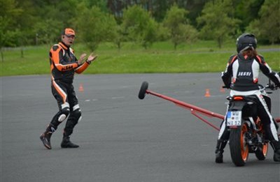 1. Schräglagentraining auf der KTM 390 Duke