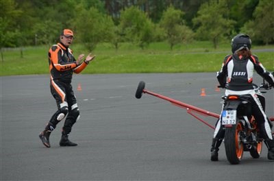 1. Schräglagentraining auf der KTM 390 Duke