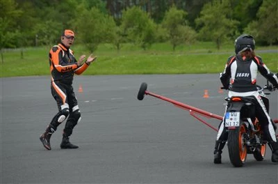 1. Schräglagentraining auf der KTM 390 Duke Bild 1: 1. Schräglagentraining auf der KTM 390 Duke