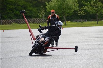 1. Schräglagentraining auf der KTM 390 Duke