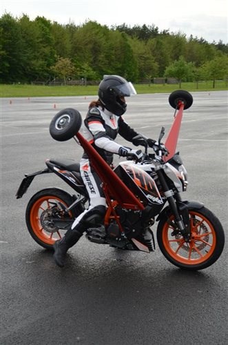 1. Schräglagentraining auf der KTM 390 Duke