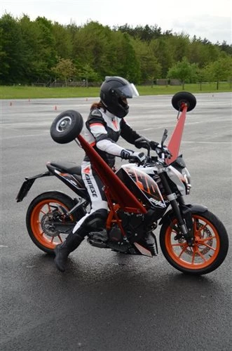 1. Schräglagentraining auf der KTM 390 Duke Bild 3: 1. Schräglagentraining auf der KTM 390 Duke