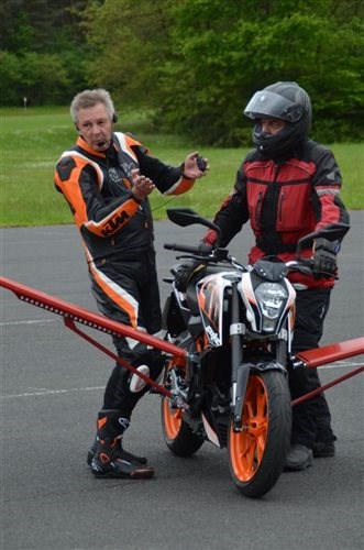 1. Schräglagentraining auf der KTM 390 Duke