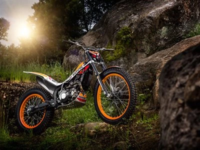 Honda Semmler - COTA 4RT Race Replica  Bild 1: Honda Semmler - COTA 4RT Race Replica