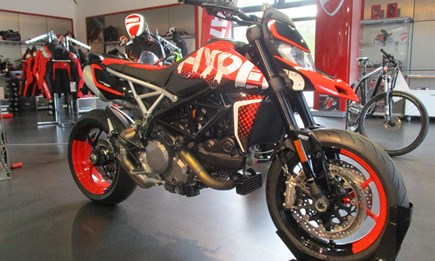 DIE NEUE DUCATI HYPERMOTARD 950 RVE