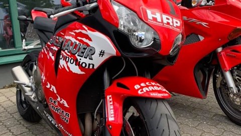 CBR 1000 RR SC 59 mit Stahlflex-Bremsleitungen