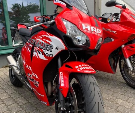 CBR 1000 RR SC 59 mit Stahlflex-Bremsleitungen